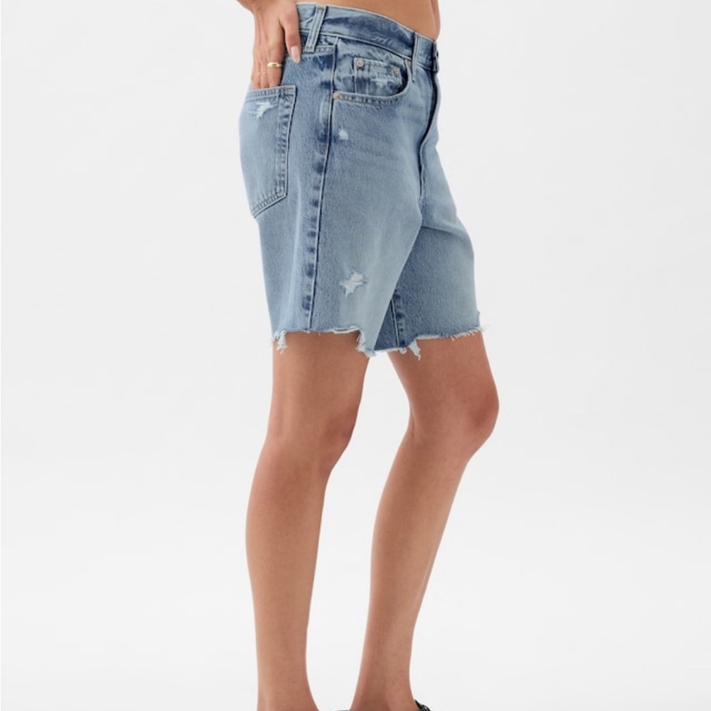 GAP 8" Mid Rise '90s Loose Denim Bermuda Shorts - 28R in Light Destroy